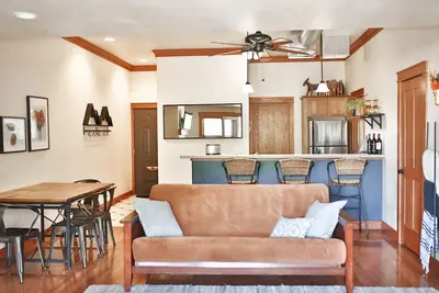 Image de Nouveaux propriétaires rénovés meilleur studio du centre-ville, 4 couchages, cheminée