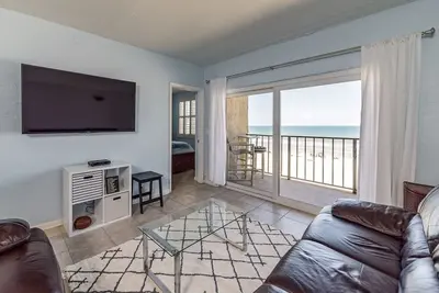 Image de Plage de charme - Vues à couper le souffle, luxueux relaxant, Beach Front Condo