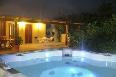 Image de Nouveau! Mer Accueil Beautique avec piscine jacuzzi et un accès privé aux plages