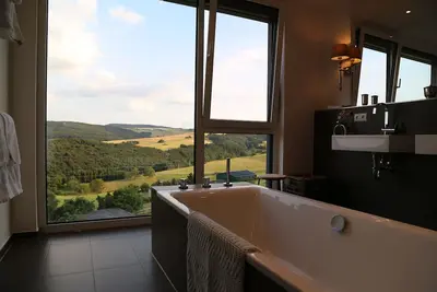 Image de Luxe Nouvelle Construction dans un emplacement privilégié: Eifel, Nuerburgring, A61, vue panoramique