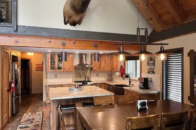 Image de Tahoe Donner Retreat w Hot Tub; Family Friendly-4 lit \/ 2 salles de bain dans une rue calme.