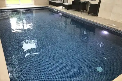 Image de Goodwood House avec piscine intérieure et bain à remous