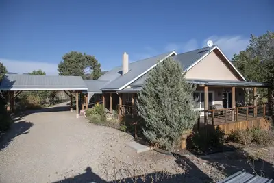 Image de Hacienda Piñon-Maison spacieuse 1. 8 milles à Taos Plaza