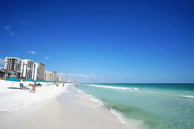 Image de Du 9 au 16 juin maintenant disponible. . Belle plage privée. Parapluie \/ chaises inclus.