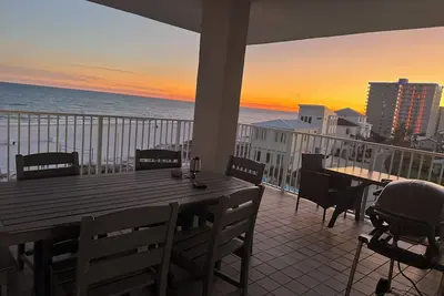 Image de 3br, 3ba ** Immense Wraparound Balcon sur la plage **! ! !