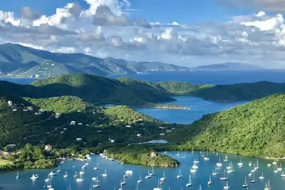 Vue céleste et piscine privée dans la magnifique villa St John