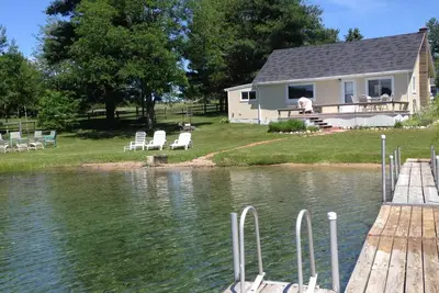 Image de Silver Lake Cottage à Traverse City, façade privée avec ponton à louer