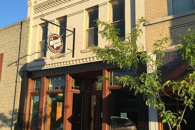 Image de Maison de plaisance magnifiquement restaurée sur la rue Main au-dessus du bar à vins Blodgett Canyon