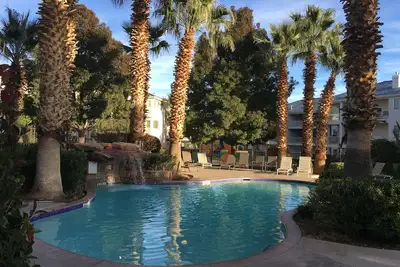 Image de Condo mignon et propre au bord de la piscine. Mise à jour spacieuse 2br \/ 2ba avec débrayage de la piscine