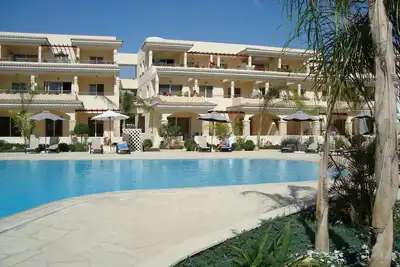 Image de Côté piscine spacieuse appartement de 2 chambres