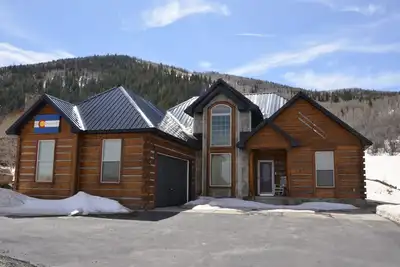Image de Chalet en bois rond personnalisé niché dans la station de ski de Powderhorn. Idéal en hiver ou en été.