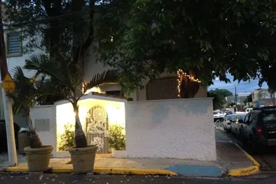 Image de Maison Blanche près de la plage, à un pâté de maisons de la plage du parc océanique dans une communauté fermée