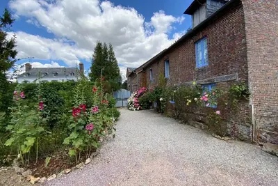 Image de Beautifully converted detached Coach House in peacful Normandy village