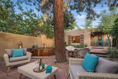 Image de ** Historique Adobe Adobe Hot Tub sur Canyon Road ** Casita avec spa et vélos!