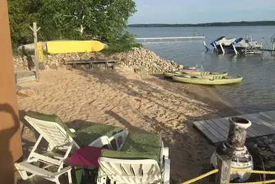 Image de Crystal Lake Cottage w \/ incroyable privé Sandy Beach et Sandy Lake Bottom!