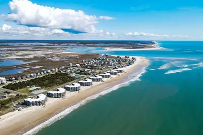 Image de Villa Ocean Beach moderne sur North Topsail Beach