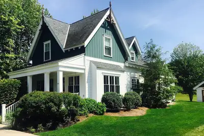 Image de Cottage de luxe personnalisé Harbor Springs en ville