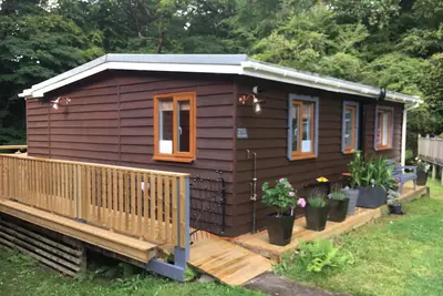 Image de Scarlett Lodge Luxury 3 Bedroom Riverside Cabin près de Snowdonia & Caernarfon