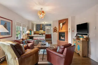 Image de Maison de luxe à 2 pâtés de maisons de la place historique de Santa Fe. Lisez les critiques!