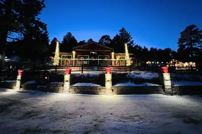Image de Cabane romantique avec bain à remous, bar extérieur, foyer, baignoire, à côté de Rmnp