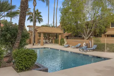 Image de Stunner de l'hôpital Mayo! Scottsdale Townhome 3 chambres avec garage! Super endroit!