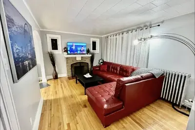 Image de ★ Maison spacieuse, à quelques minutes du centre-ville, 9 personnes! ★