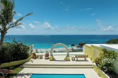 Maison de luxe avec vue imprenable sur la plage de Horseshoe Bay sur le terrain de l'hôtel Fairmont