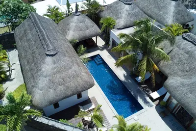 Image de Villa par excellence - avec son jardin et piscine prives a 500m de la plage