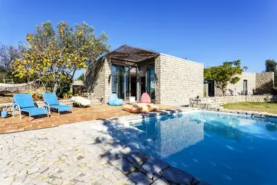 Image de Nouveau Villa à couper le souffle avec piscine dans un paysage pittoresque