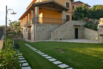 Image de Ancienne maison de campagne et piscine dans les collines de l'Ombrie entre Foligno et Assise