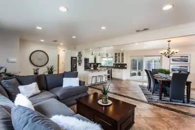Image de Moderne Newbury Park Accueil | Netflix | Calme | Safe | Méticuleusement propre