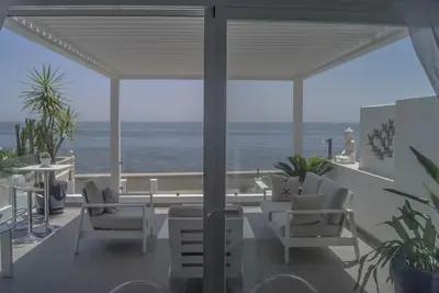 Image de Une maison contemporaine en bord de mer à Bahia Dorada, Estepona