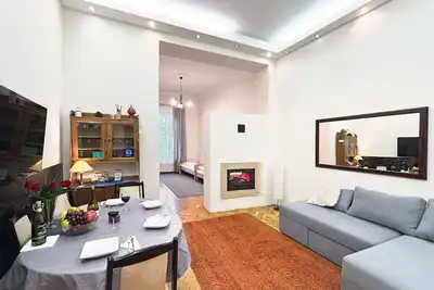 Image de Bonne Situation Fireplace Holidays: centre ville, spacieux, groupes famille amis