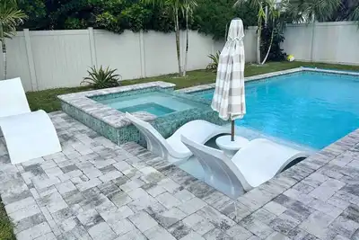 Image de Naples Beach House ~ Piscine n Spa! Marche / Vélo pour les plages + Commerces + Nourriture + Bars