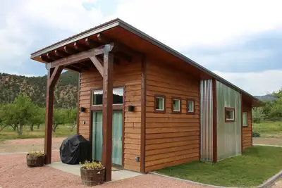 Image de Apple Hollow Tiny House # 2 Zion / Bryce Tiny House dans un verger de pommiers! 4 couchages