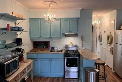 Image de Charmante villa au premier étage! Étapes à la plage! Restez à la cabane crabby!