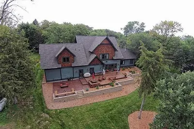 Image de Propriété riveraine sur 3 hectares avec home cinéma et grande terrasse.