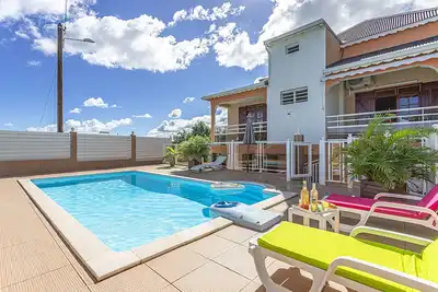 Image de Bas de villa avec piscine