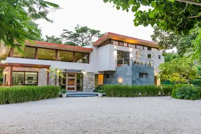 Image de Villa moderne sur la plage - La propriété peut accueillir jusqu'à 16 pp - près de la plage
