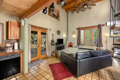 Image de Une belle et lumineuse maison directement dans Taos + grande baignoire Ă jets!