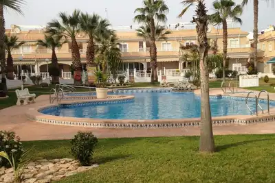 Image de grand appartement de deux chambres donnant sur une magnifique piscine et jardins communaux