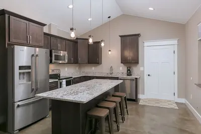 Image de Stoneridge Place Cottage # 2 - Retraite de vacances ou de direction garage 2br 2ba!