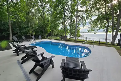 Image de Maison PRIVÉE Lakefront - 1\/2 acre, niveau, maison privée moderne. 120 'au bord du lac