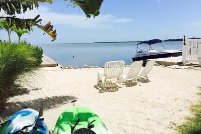 Image de Une communauté fermée avec un tout nouveau quai et piscine sur l'océan Atlantique