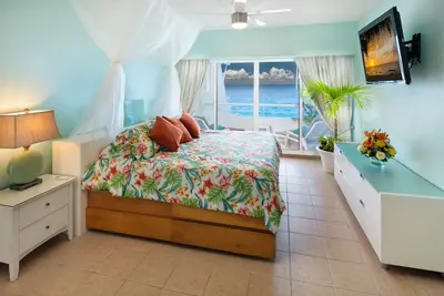 Image de Miramar # 403, condo romantique Oceanfront Penthouse, Rive-Nord, à 3 km de la ville