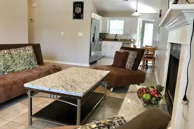Image de Clean & Comfortable 3beds / 2baths) Single Home