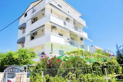 Privatbakon avec vue sur la mer, à 2 min. V. Mer \/ plage, Internet