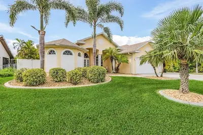 Image de Dream villa with tropical garden on the canal