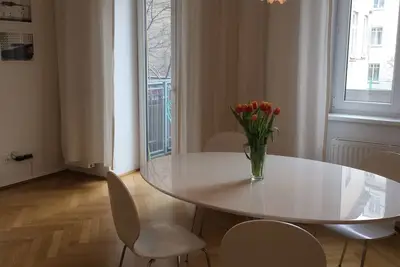 Image de Situation calme avec balcon et pourtant en quelques minutes dans le centre