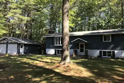 Image de Maison de 4 chambres sur cul de sac à côté d'un sentier de Vtt \/ motoneige à un pâté de maisons de Lost Lake